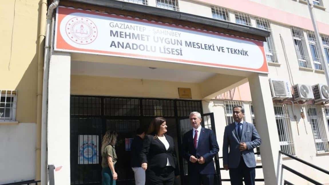 Şahinbey Belediye Başkanımız Sn. Mehmet TAHMAZOĞLU ve İlçe Millî Eğitim Müdürümüz Cemal GÜLİSTAN okulumuzu ziyaret ettiler.